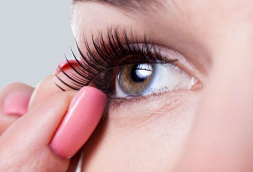 Hold one piece of magnetic false eyelash over your eye.